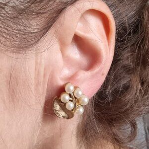 Vintage 1960s CROWN TRIFARI Gold Tone Floral Leaves Faux Pearls Earrings